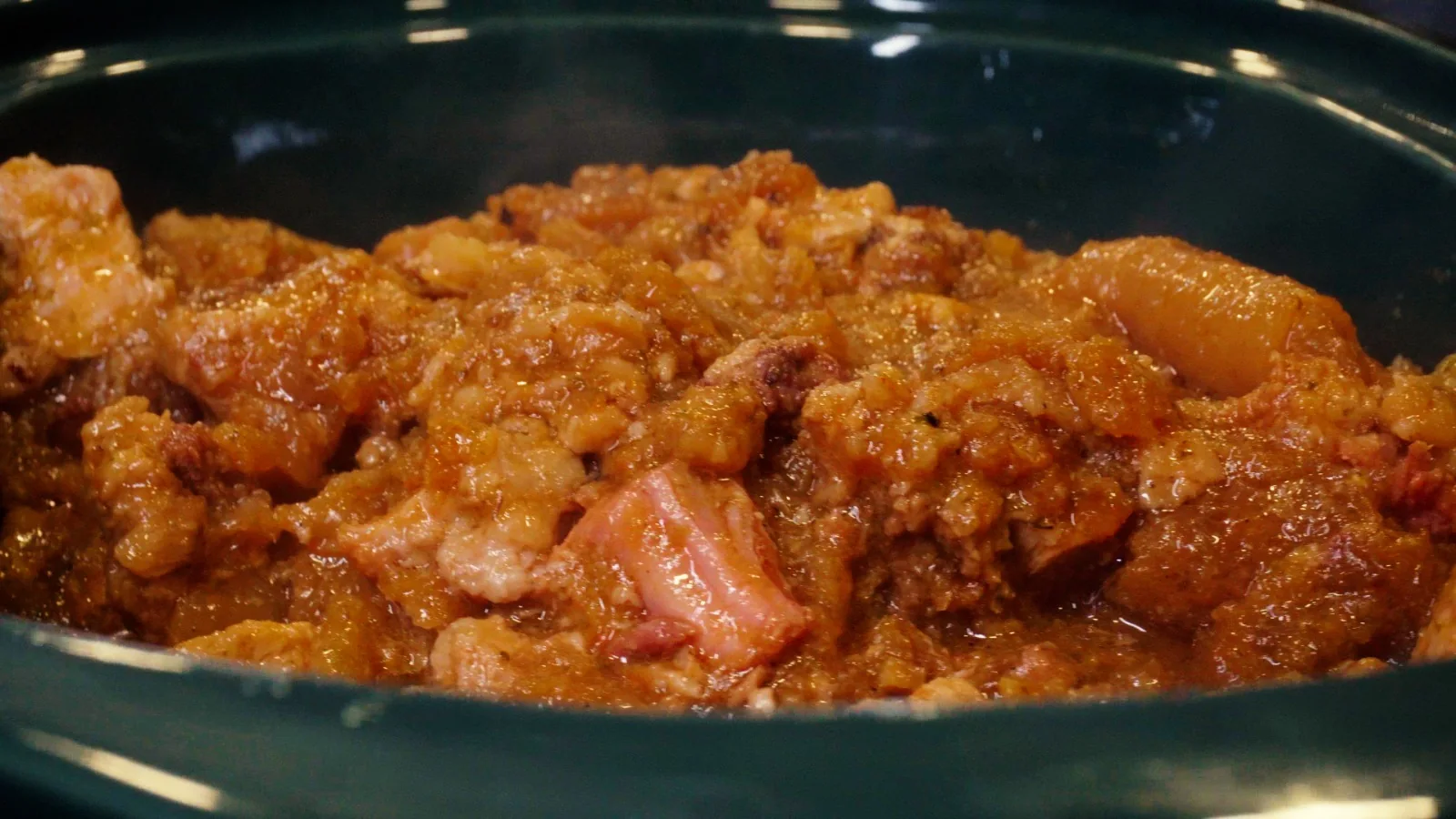 Chicharrón Matón en salsa roja dentro de la olla, listo para servir.