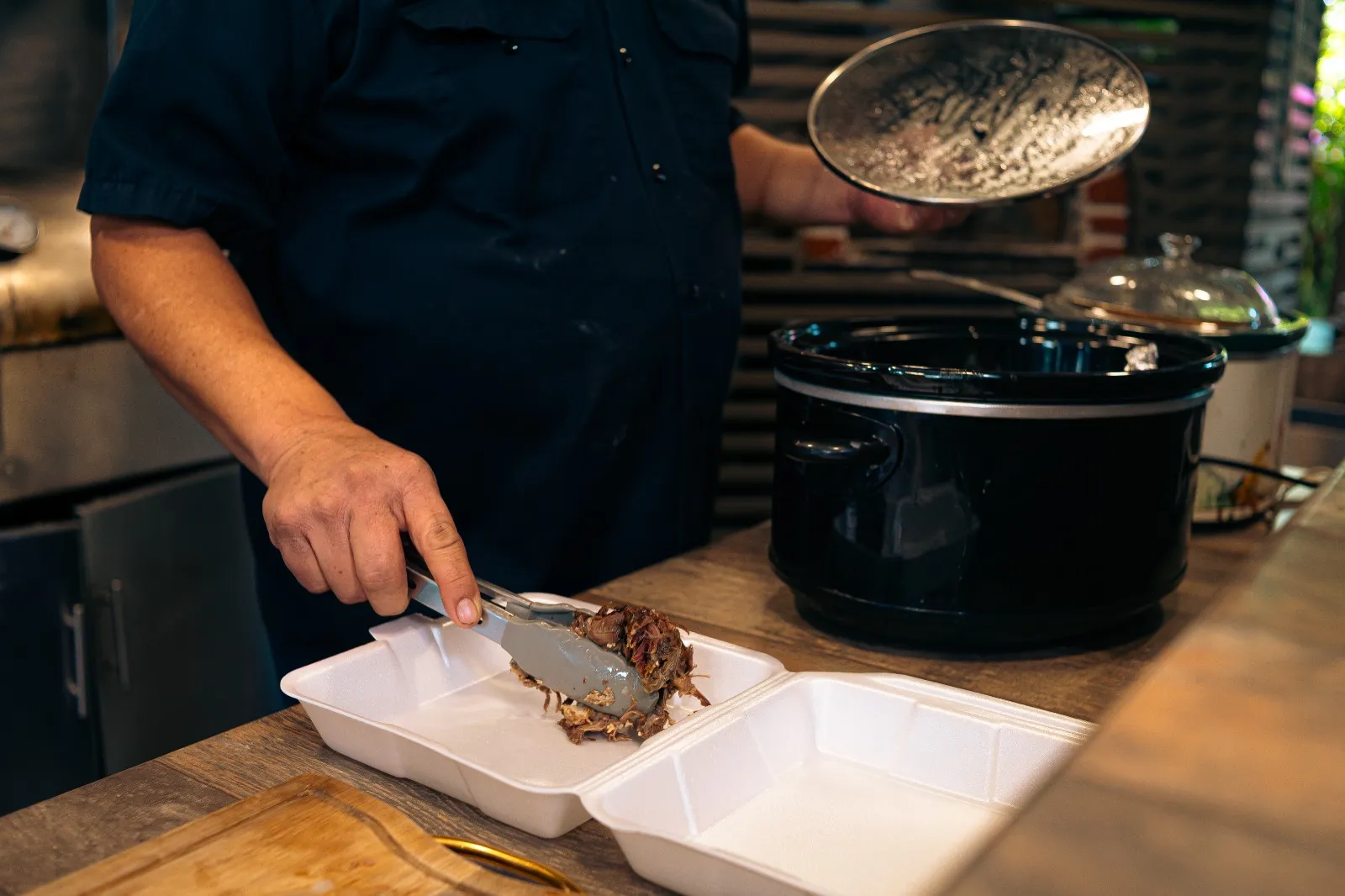 Preparación de una orden de barbacoa para llevar.